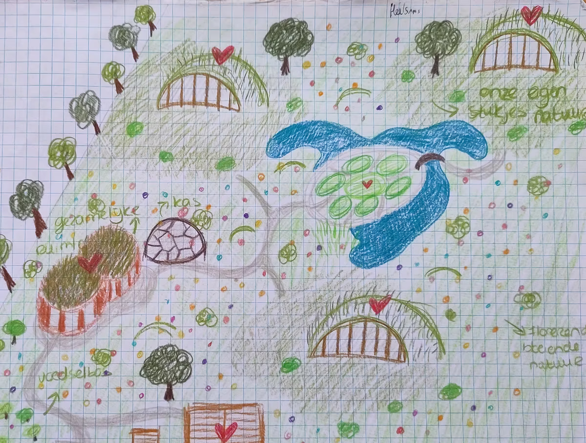 Tekening van De Zevenbergjes: natuurwoningen tussen bomen en dieren